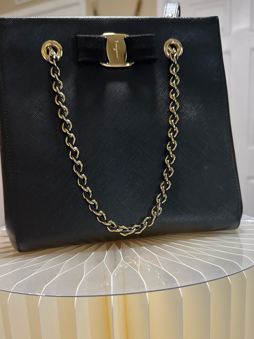 Salvatore Ferragamo Black Leather Shoulder Bag with Gold Chain and Vara Bow - Picture 2 of 10